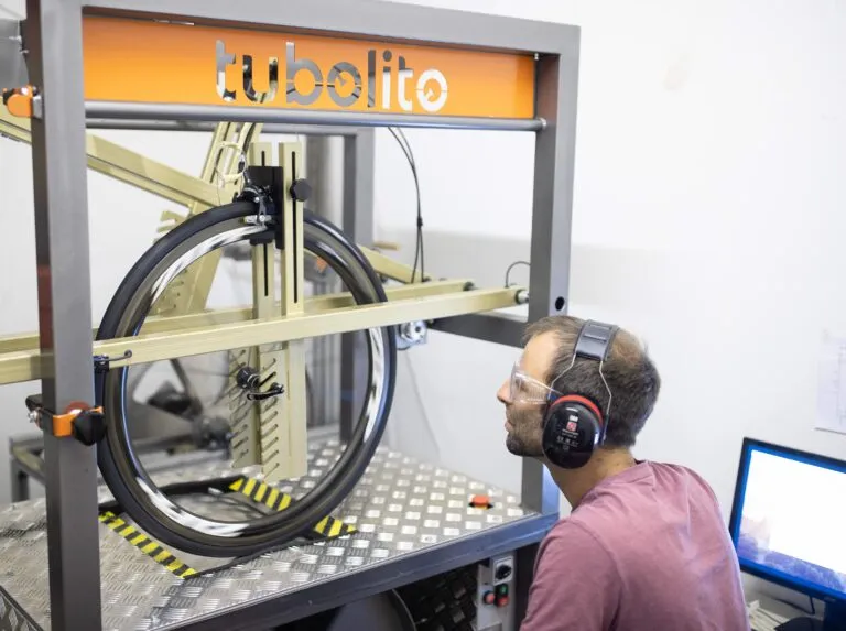 Инженер компании TUBOLITO испытывает на стенде продукцию компании TUBOLITO.