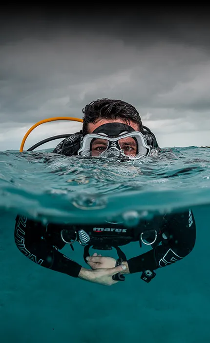 Мужчина - дайвер со снаряжением производства бренда HEAD.