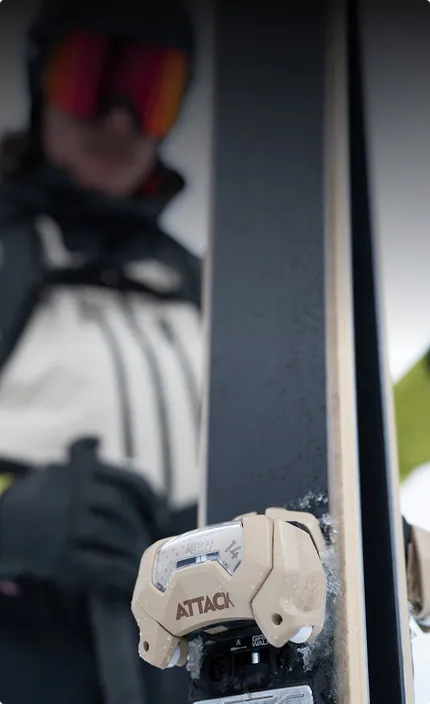 Крепление для лыж ATTACK компании TYROLIA крупным планом.