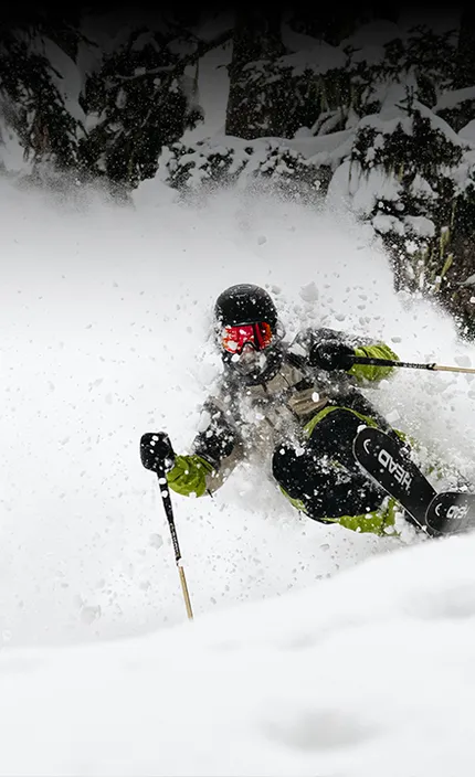 Фрирайдер спускается с заснеженной горы на горных лыжах бренда HEAD и с креплениями производства компании TYROLI.