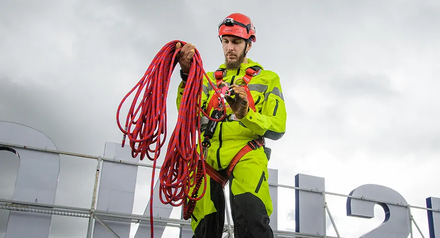 Мужчина со снаряжением компании VENTO.