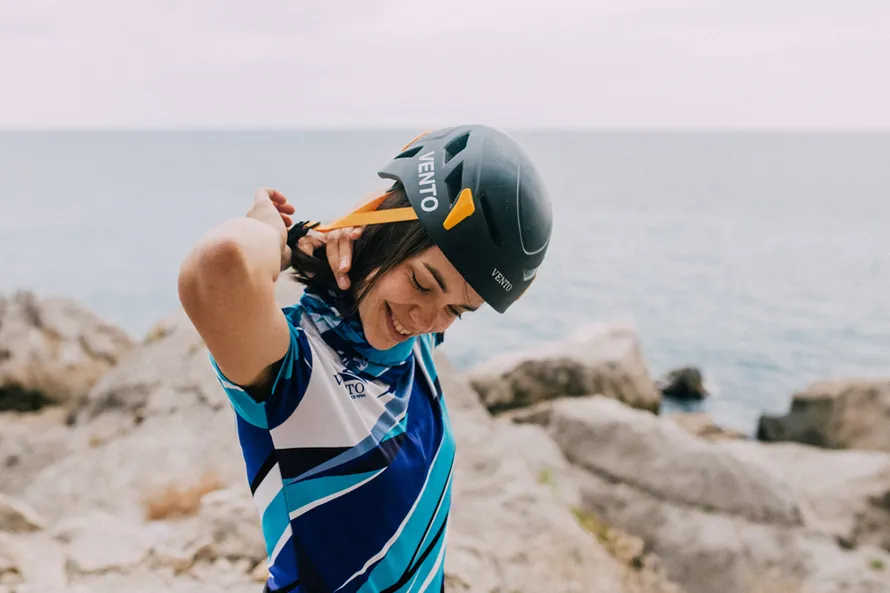 Девушка в защитном шлеме компании VENTO.