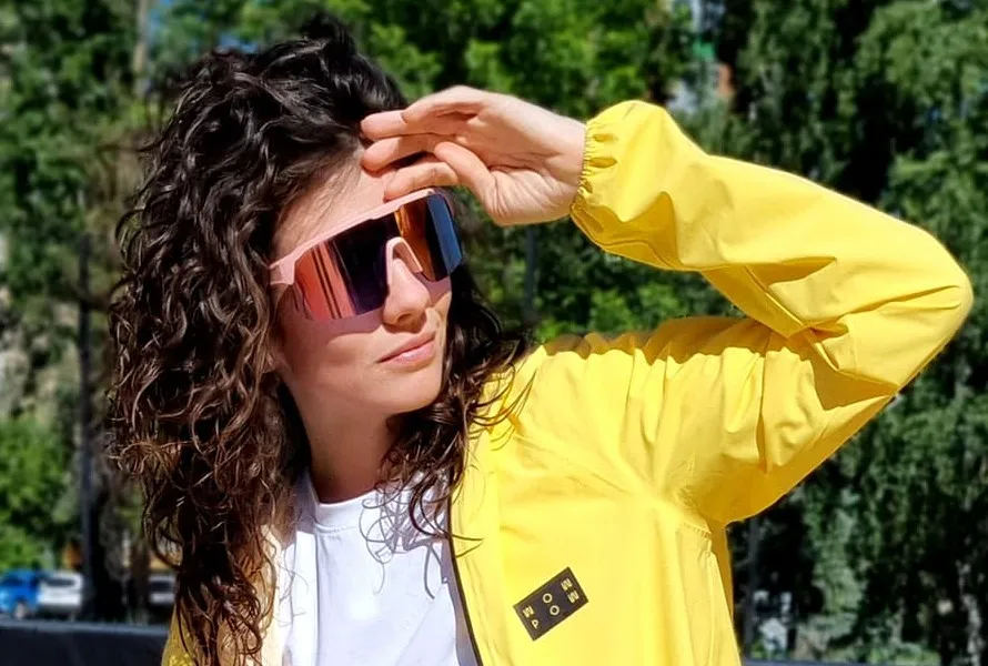 Девушка в куртке бренда WowPow