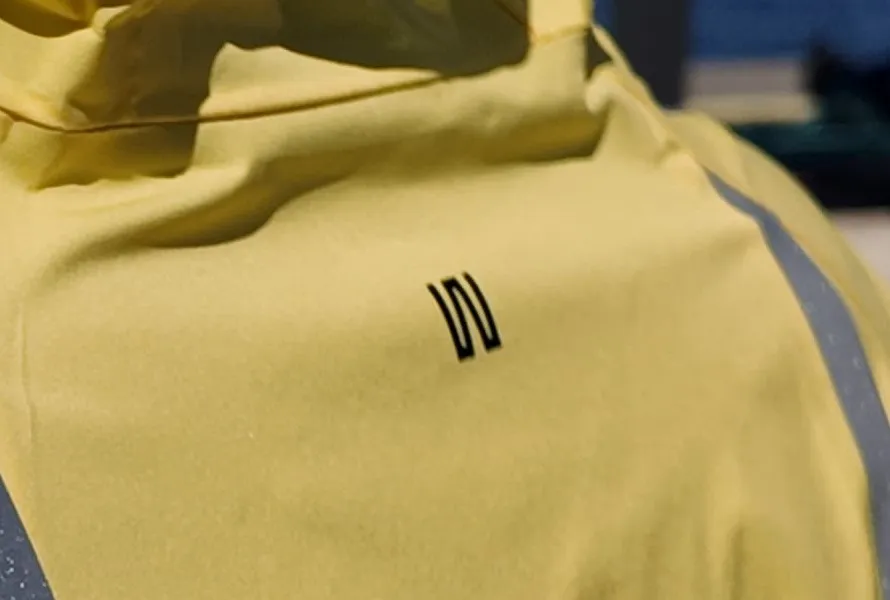 Логотип бренда WowPow на спинке куртки