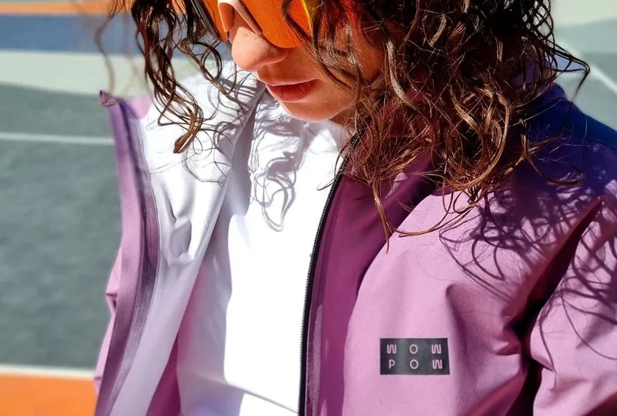 Девушка в куртке бренда WowPow